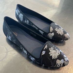 NWOT crocs iconic comfort ballet flats beautiful flower pattern